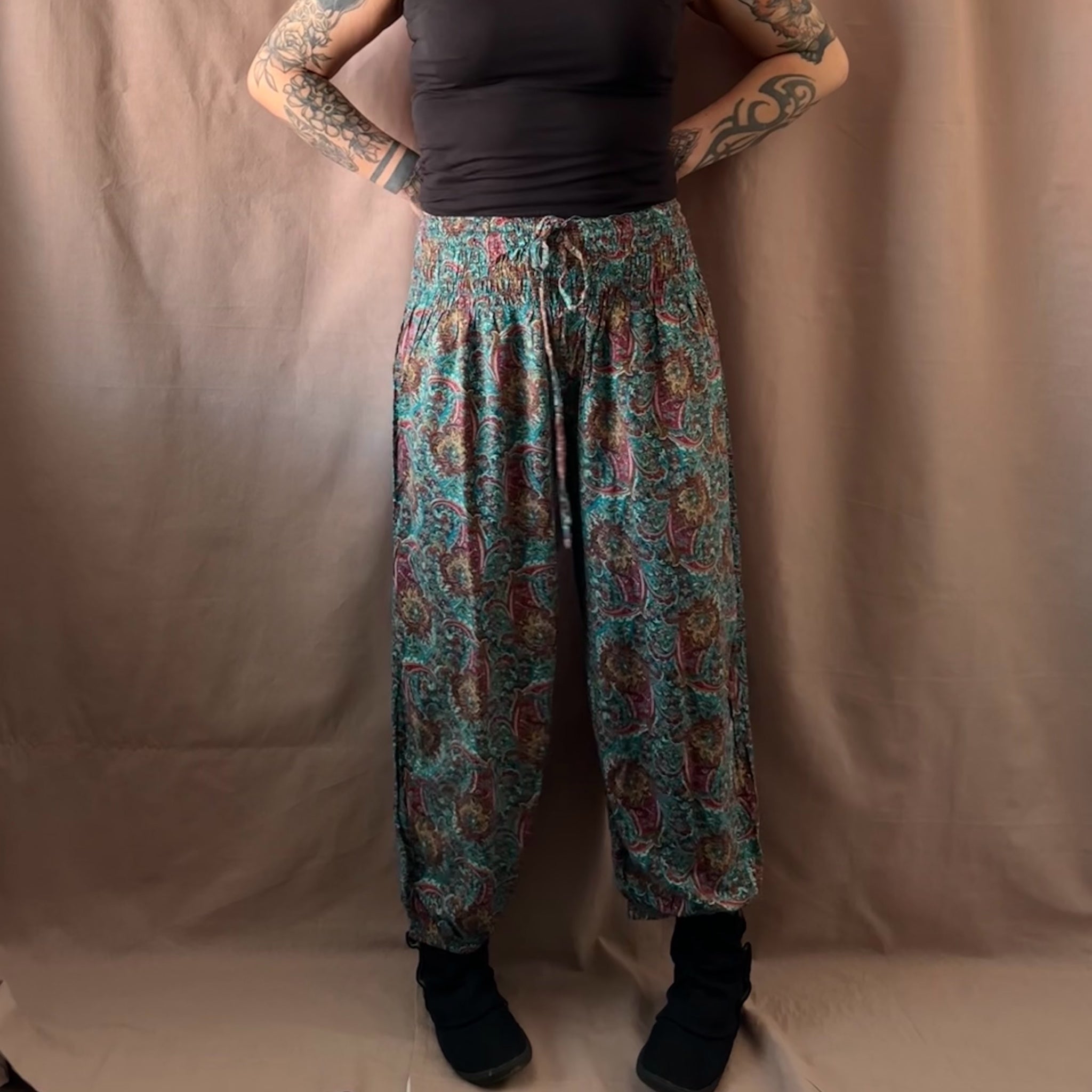 Värikkäät haaremihousut M-L Bloomy Moon