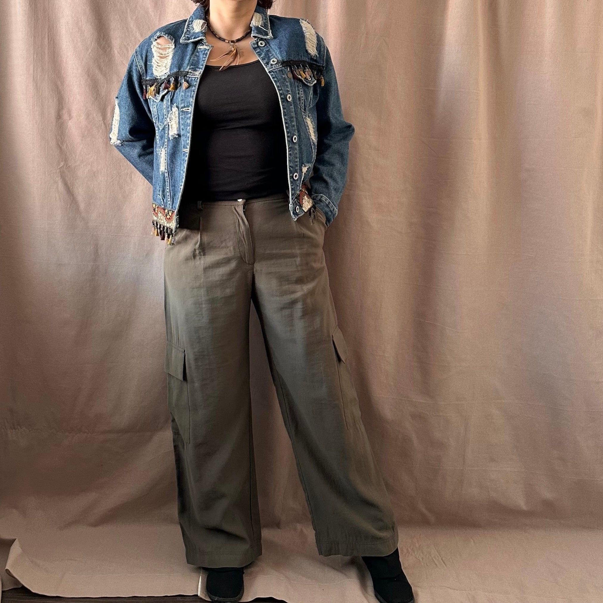 Leveälahkeiset reisitaskuhousut 42 Bloomy Moon