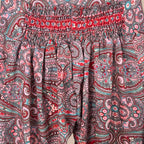 Leveälahkeiset housut S-L Bloomy Moon