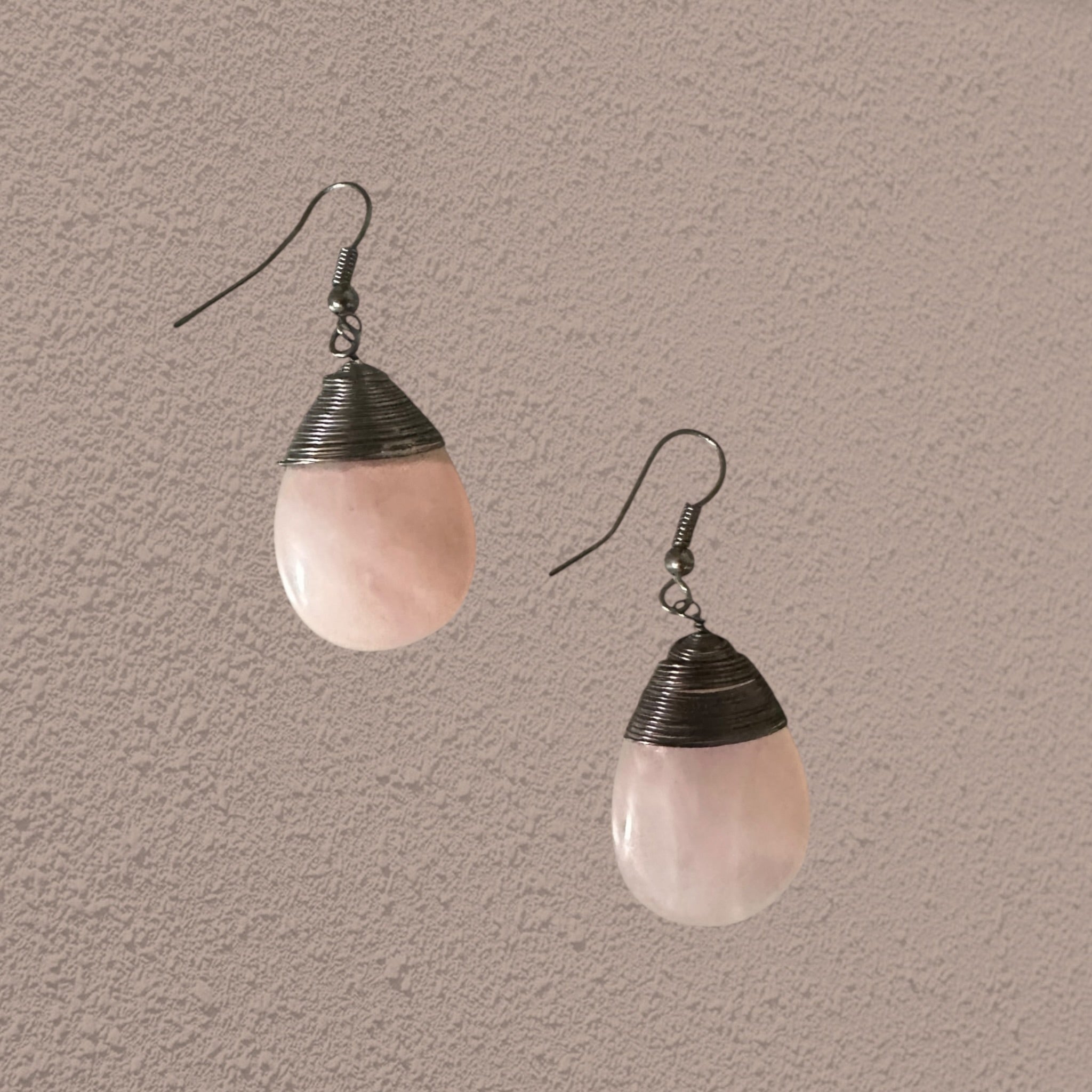 Ruusukvartsi korvikset Bloomy Moon