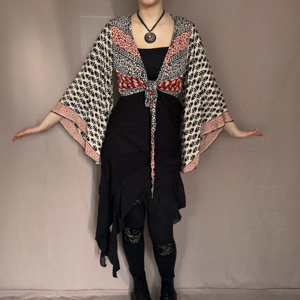 Kietasumallinen silkkipaita XS-L Bloomy Moon
