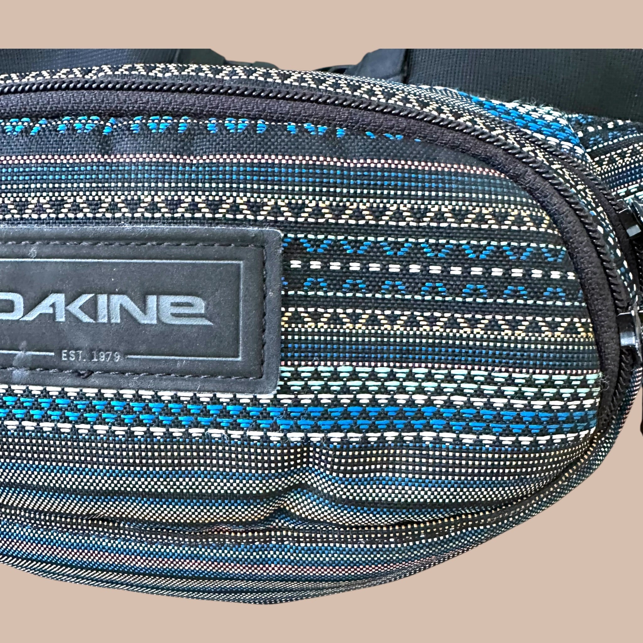 Dakine aztec vyölaukku Bloomy Moon