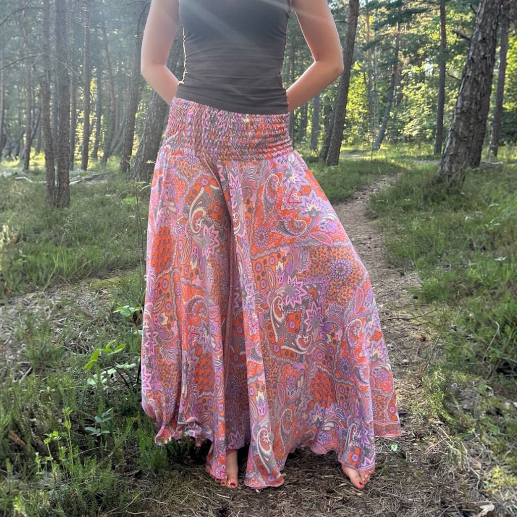 Leveälahkeiset housut (freesize) Bloomy Moon
