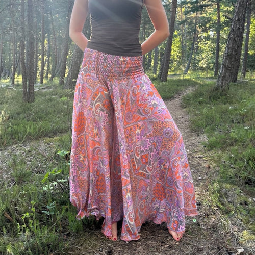 Leveälahkeiset housut (freesize) Bloomy Moon