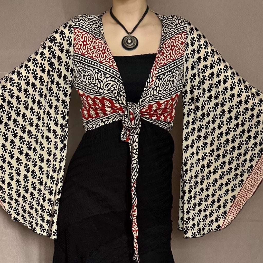 Kietasumallinen silkkipaita XS-L Bloomy Moon