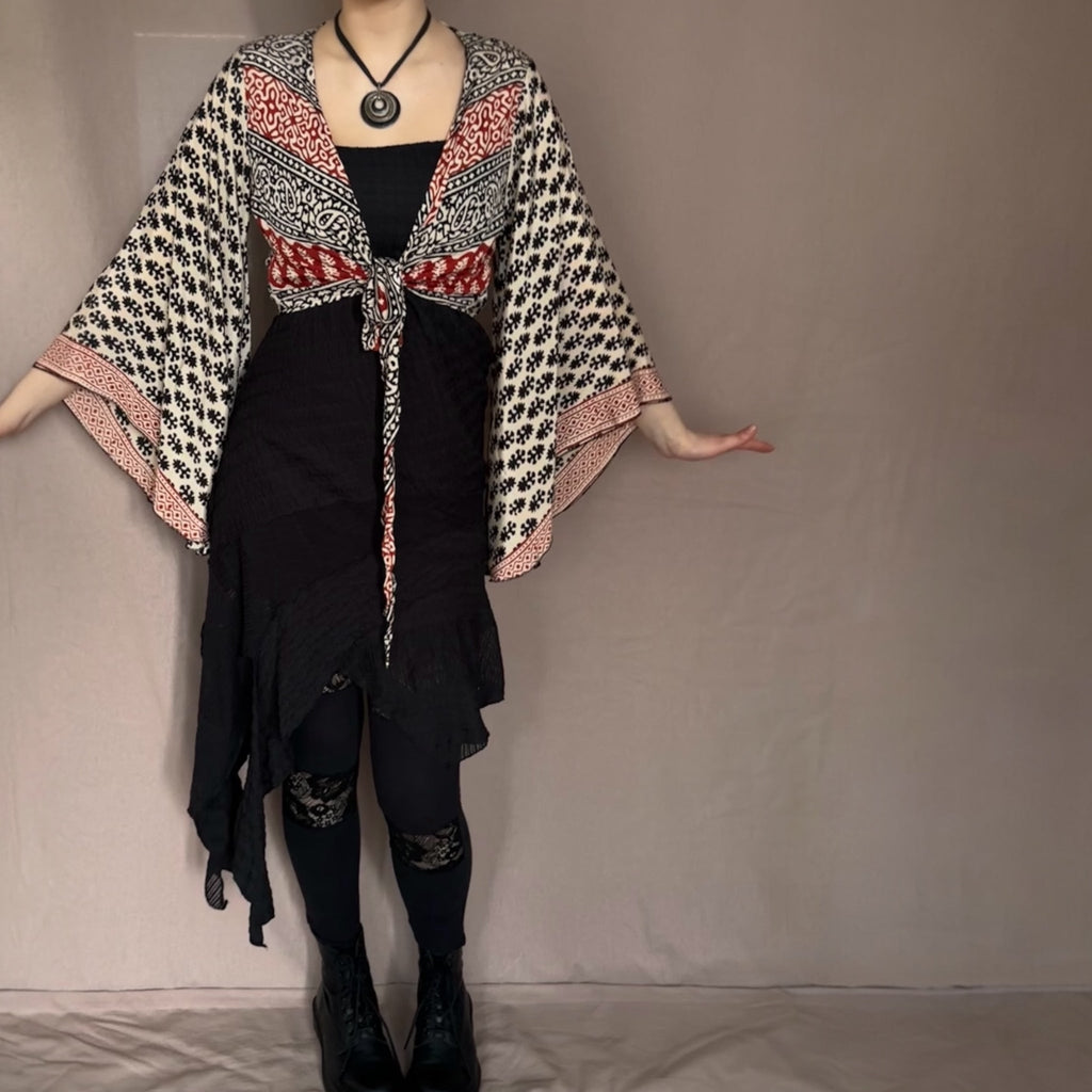 Kietasumallinen silkkipaita XS-L Bloomy Moon