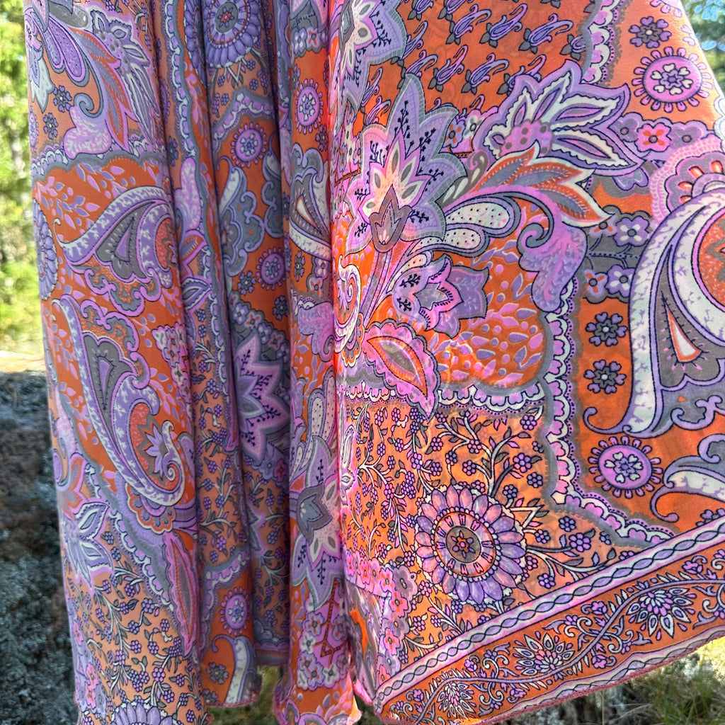 Leveälahkeiset housut (freesize) Bloomy Moon