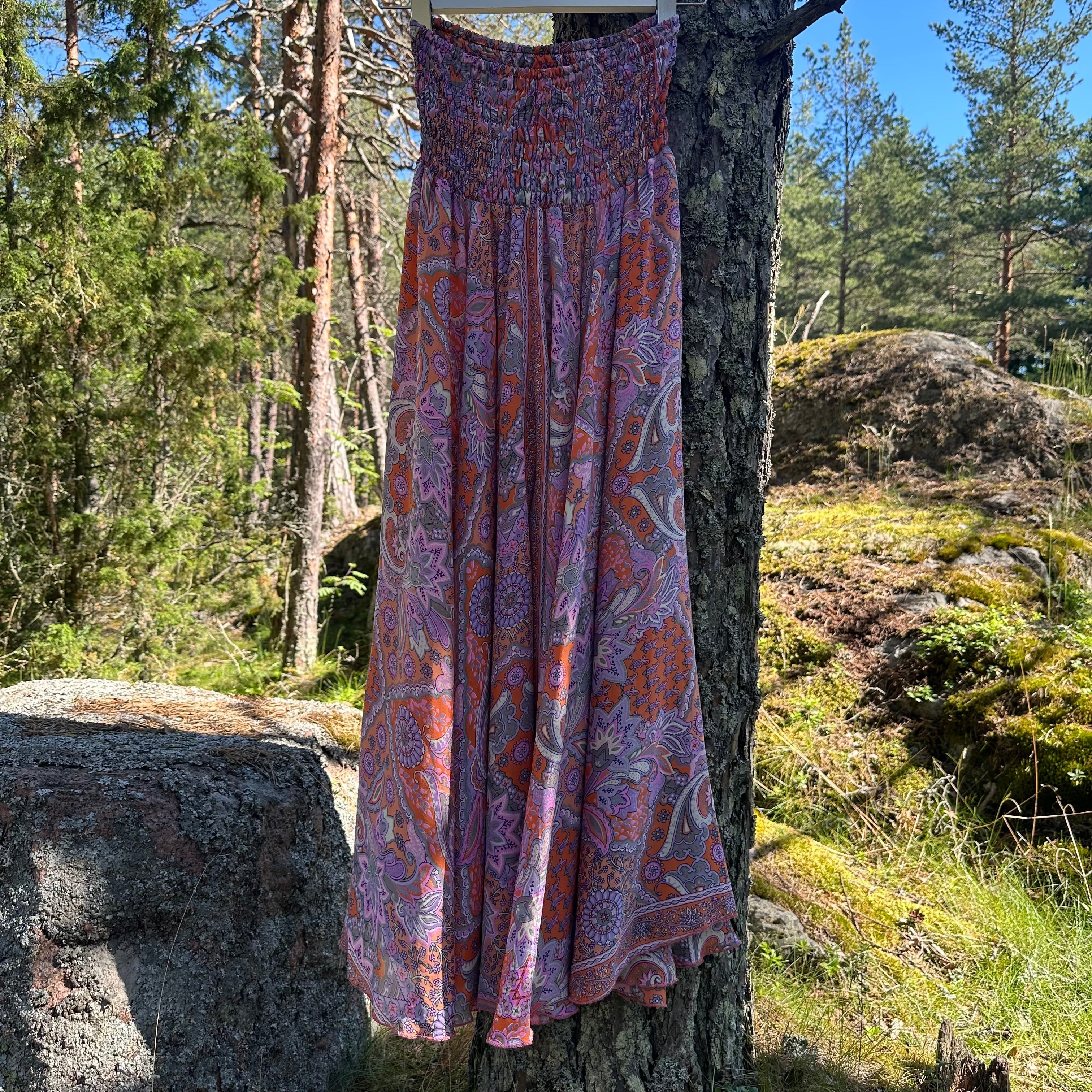 Leveälahkeiset housut (freesize) Bloomy Moon
