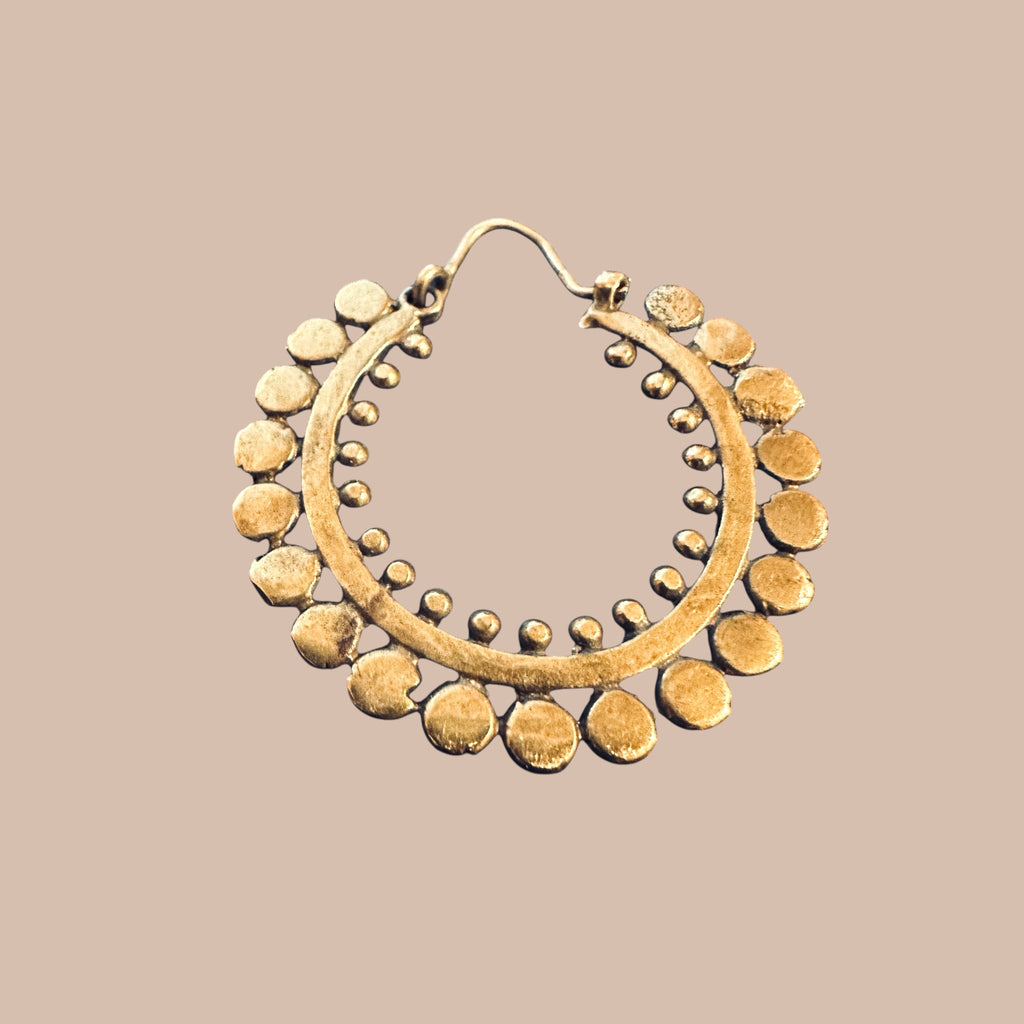 Kullanväriset korvikset Bloomy Moon