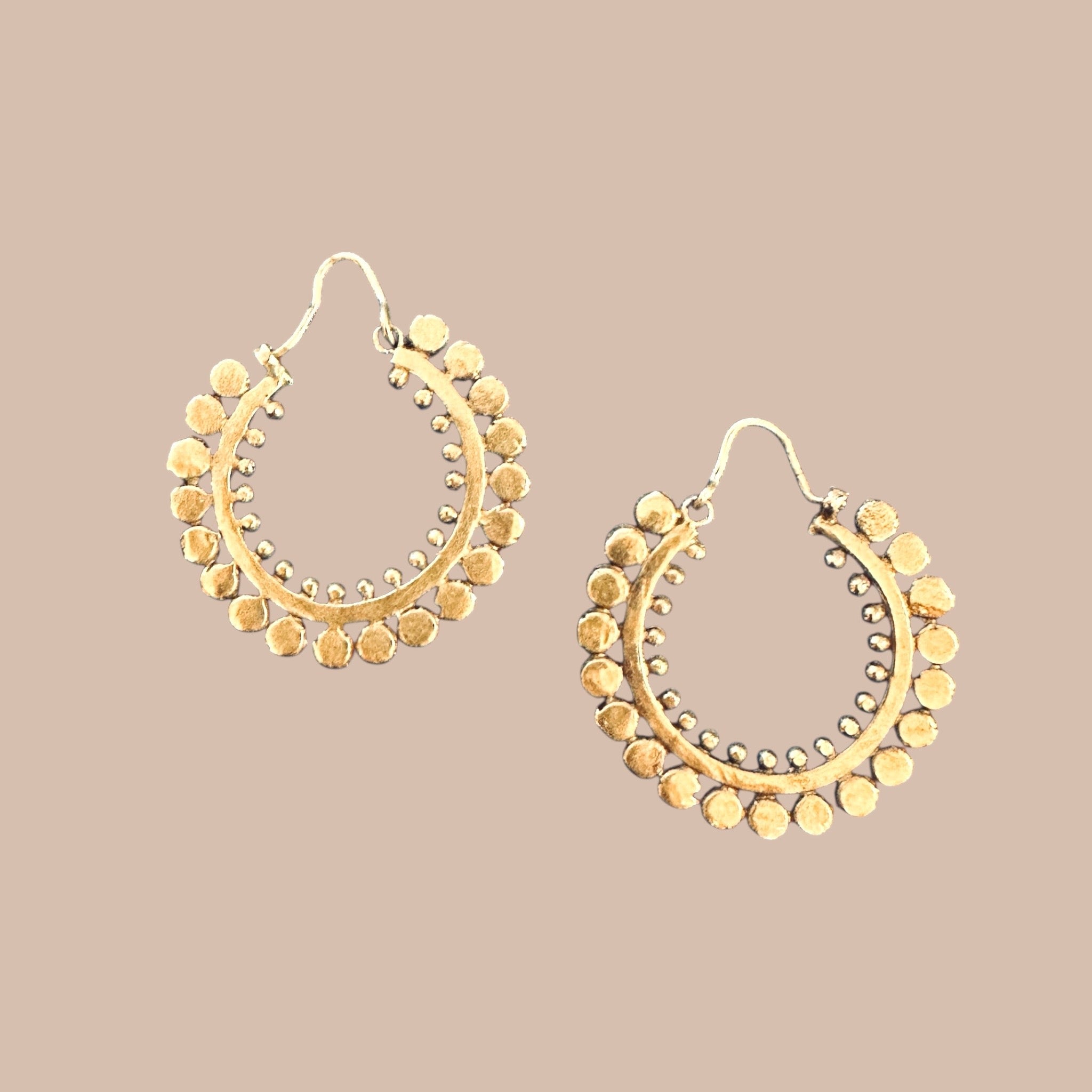 Kullanväriset korvikset Bloomy Moon