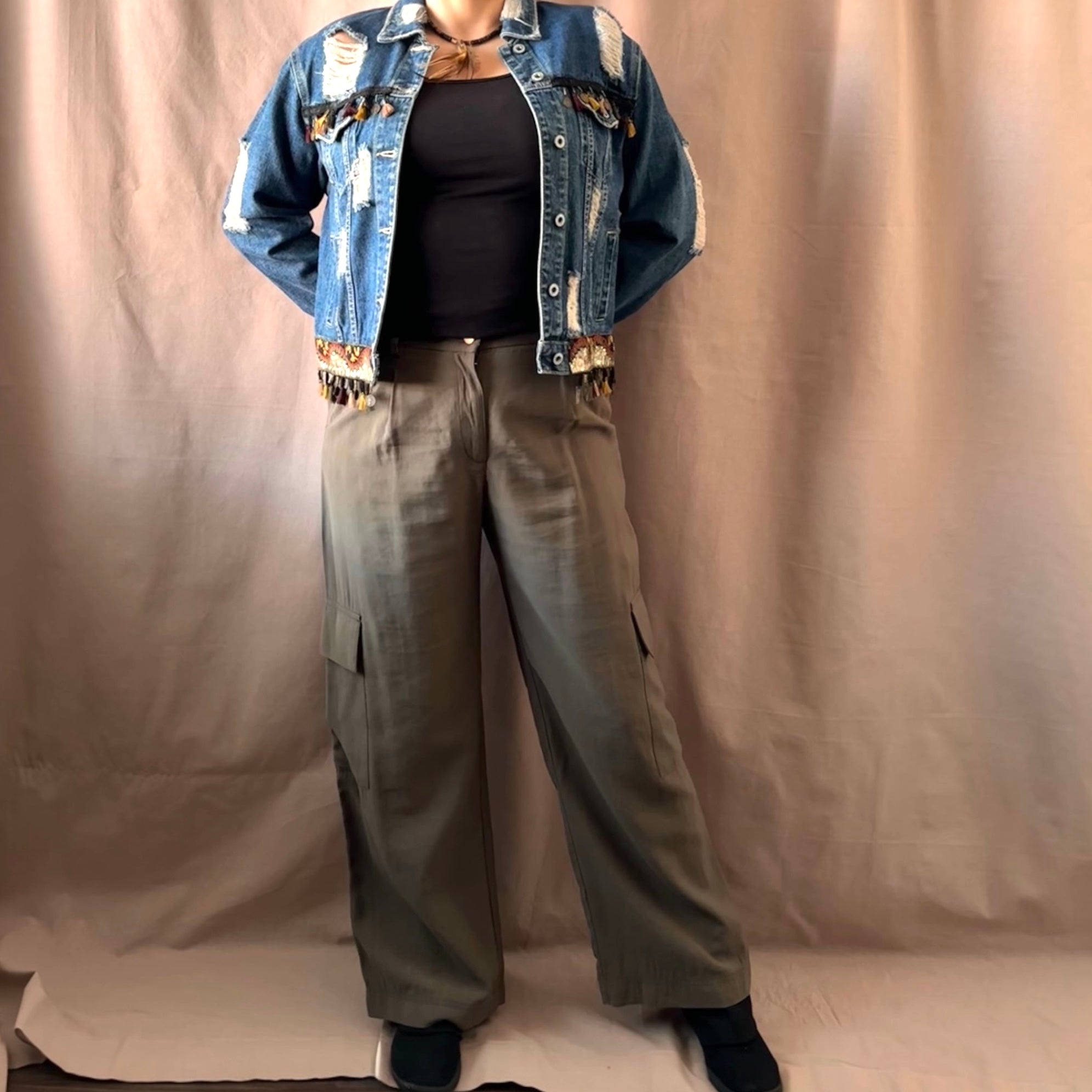 Leveälahkeiset reisitaskuhousut 42 Bloomy Moon