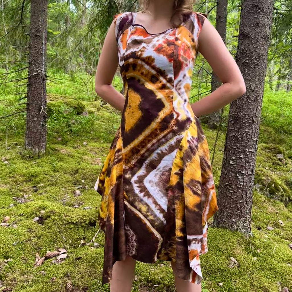 Epäsymmetrinen batiikkimekko M/L