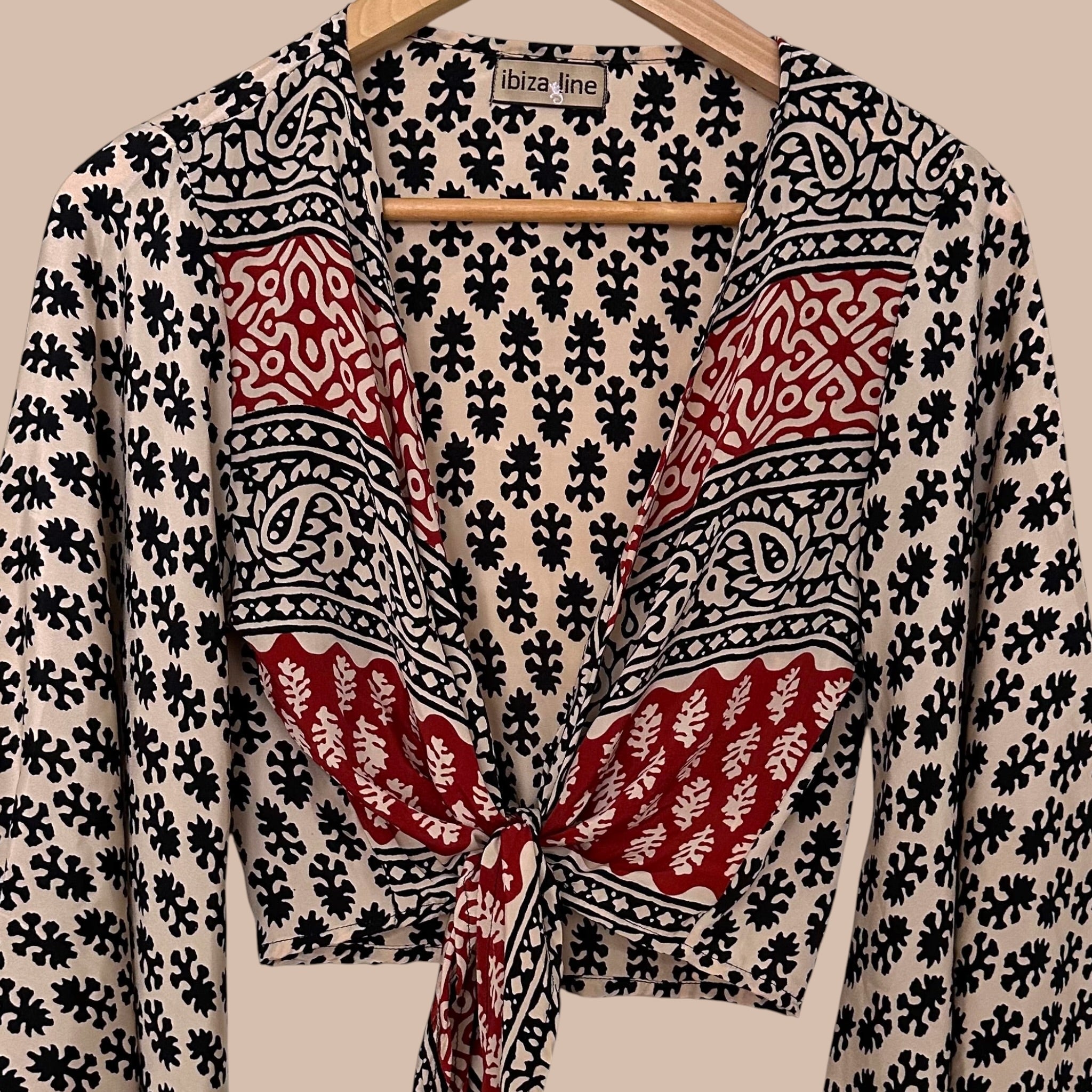 Kietasumallinen silkkipaita XS-L Bloomy Moon