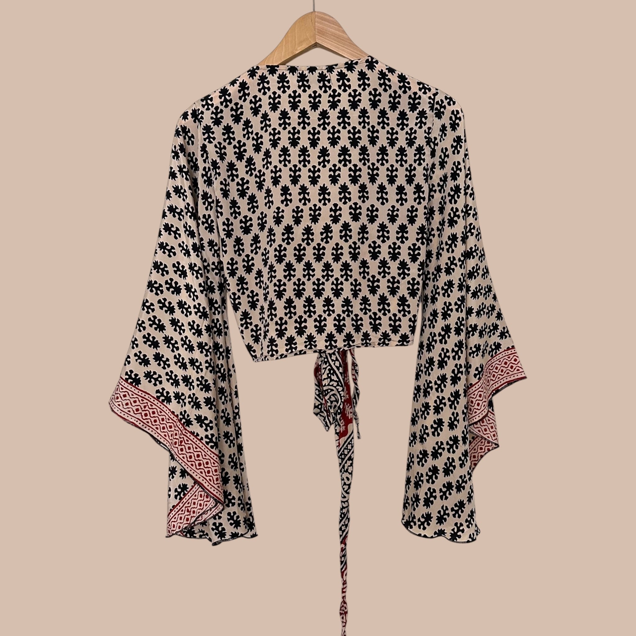 Kietasumallinen silkkipaita XS-L Bloomy Moon