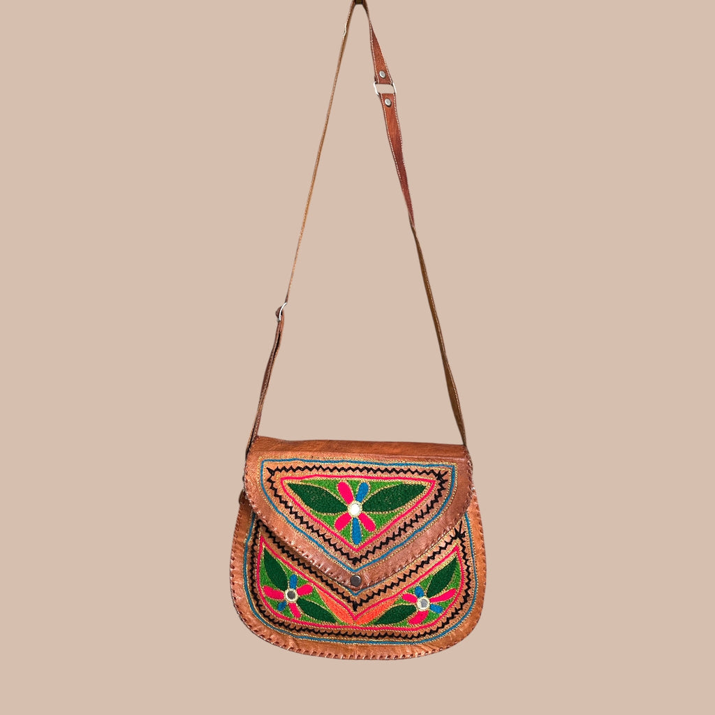 Nahkalaukku kirjailuilla Bloomy Moon