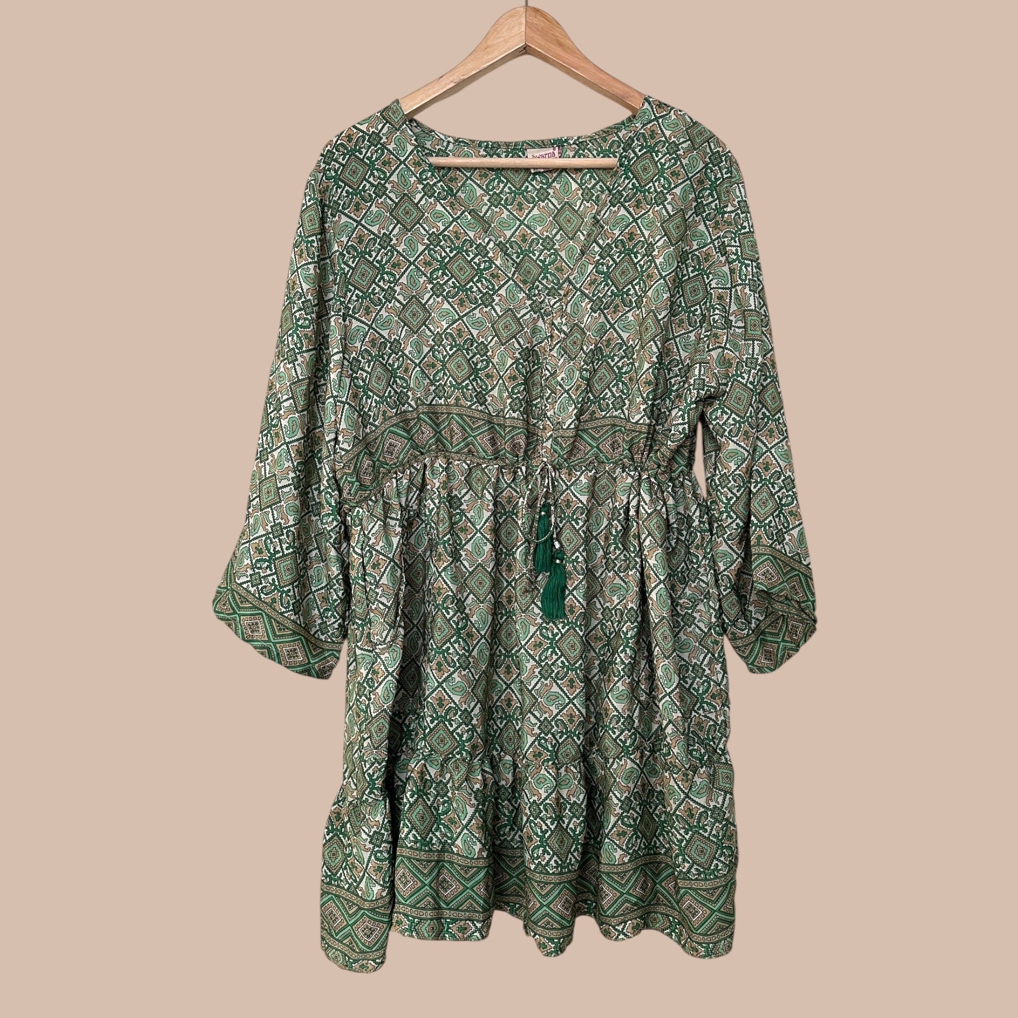 Vihreä silkkimekko S-XL Bloomy Moon