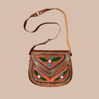 Nahkalaukku kirjailuilla Bloomy Moon