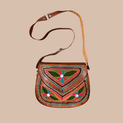 Nahkalaukku kirjailuilla Bloomy Moon