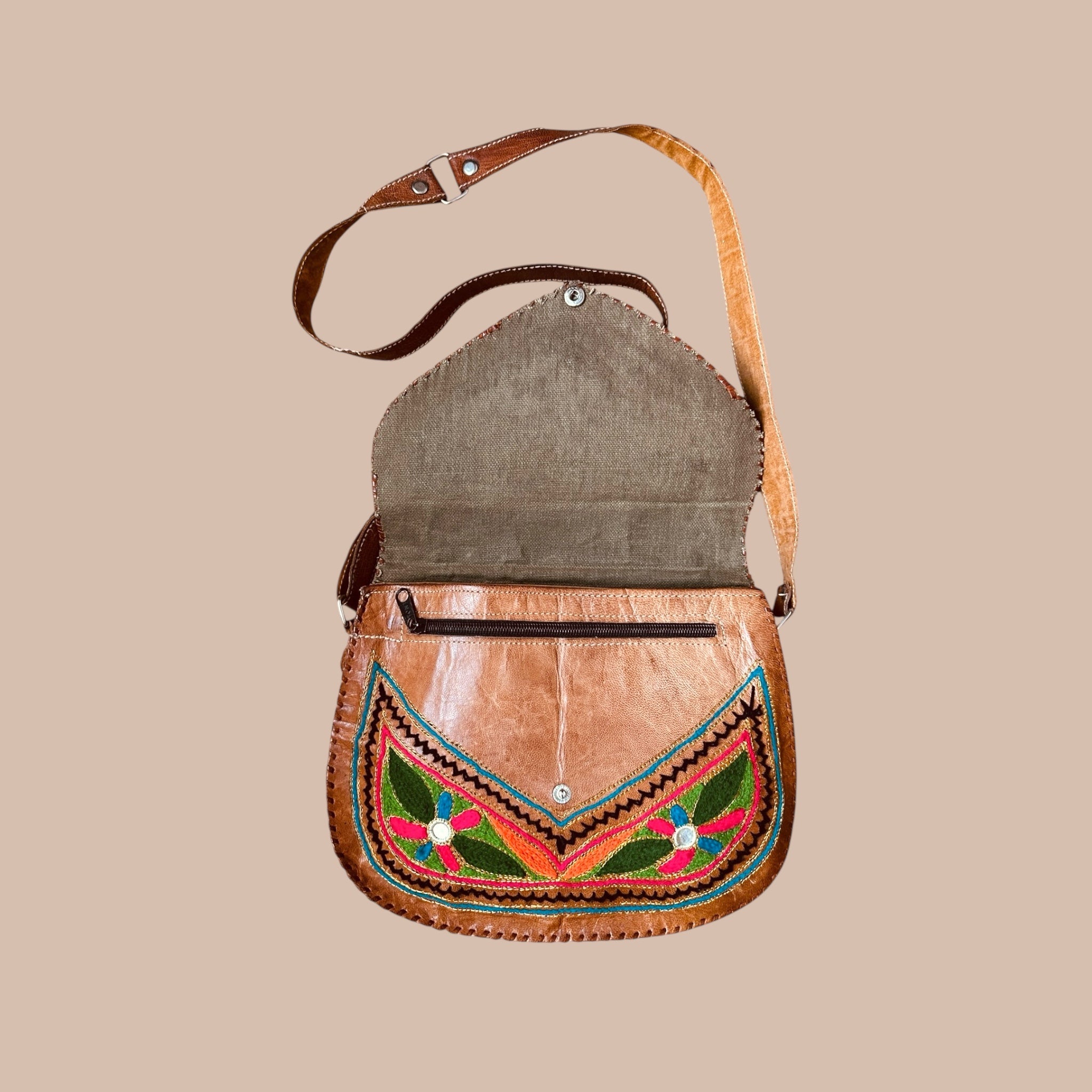 Nahkalaukku kirjailuilla Bloomy Moon