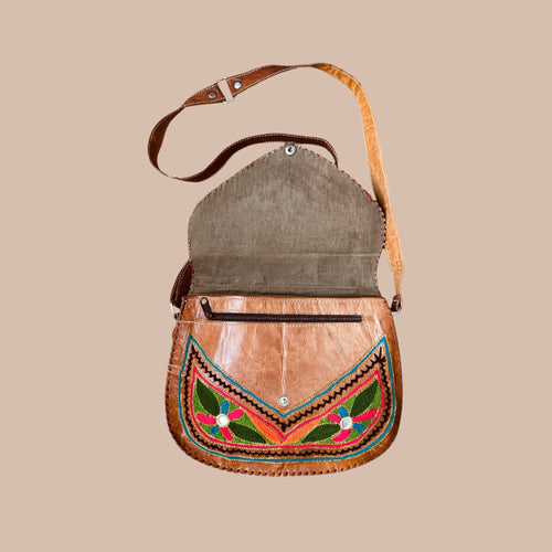 Nahkalaukku kirjailuilla Bloomy Moon