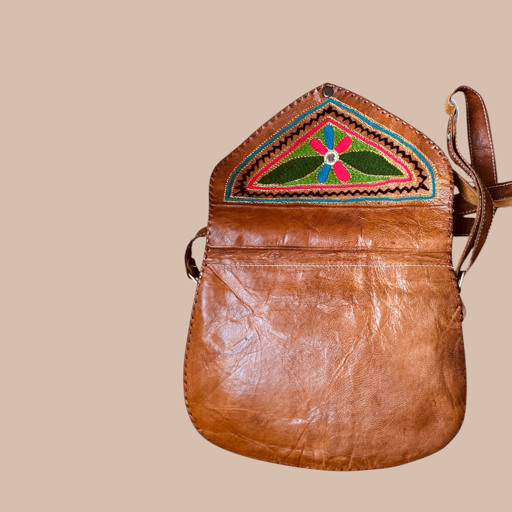 Nahkalaukku kirjailuilla Bloomy Moon