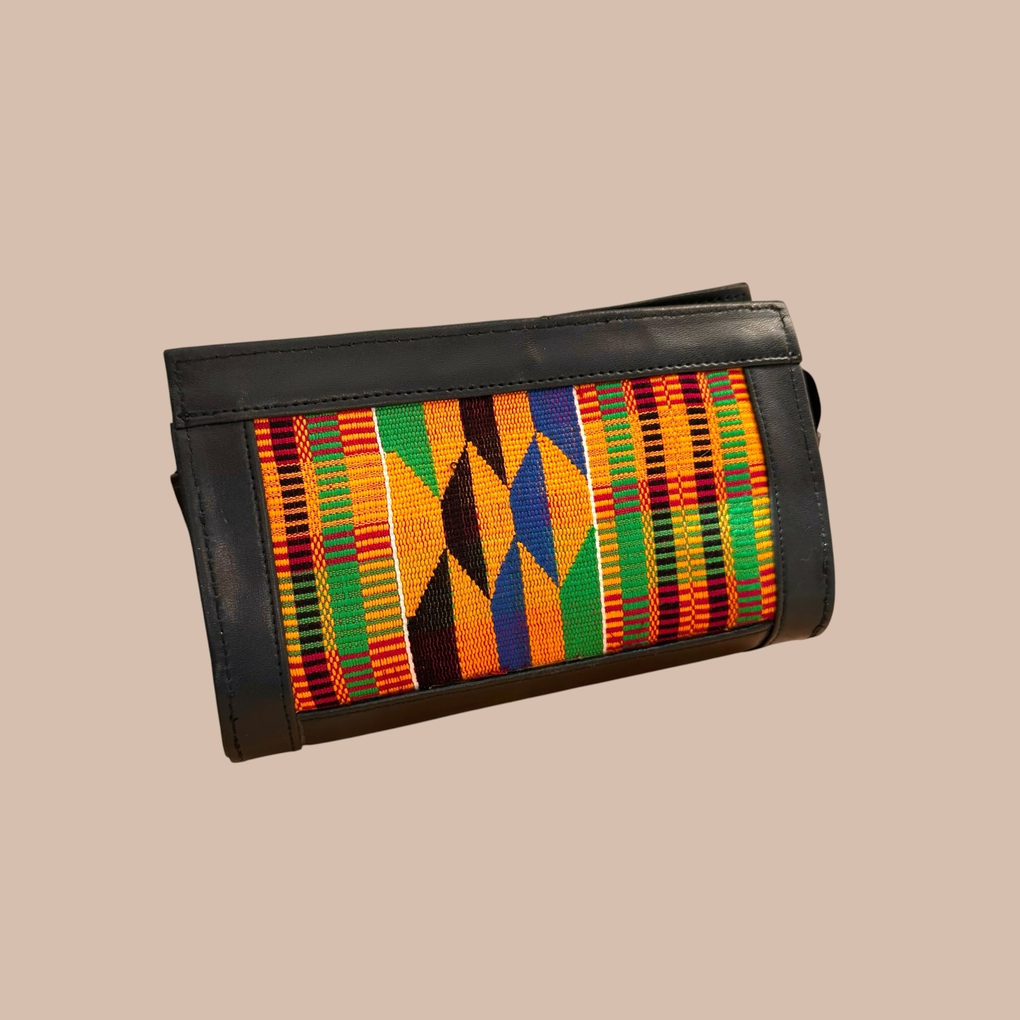 Bloomy Moon käsintehty kukkaro, jossa on värikäs Kente-kangas ja musta tekonahka, täydellinen asuste arkeen ja juhlaan.