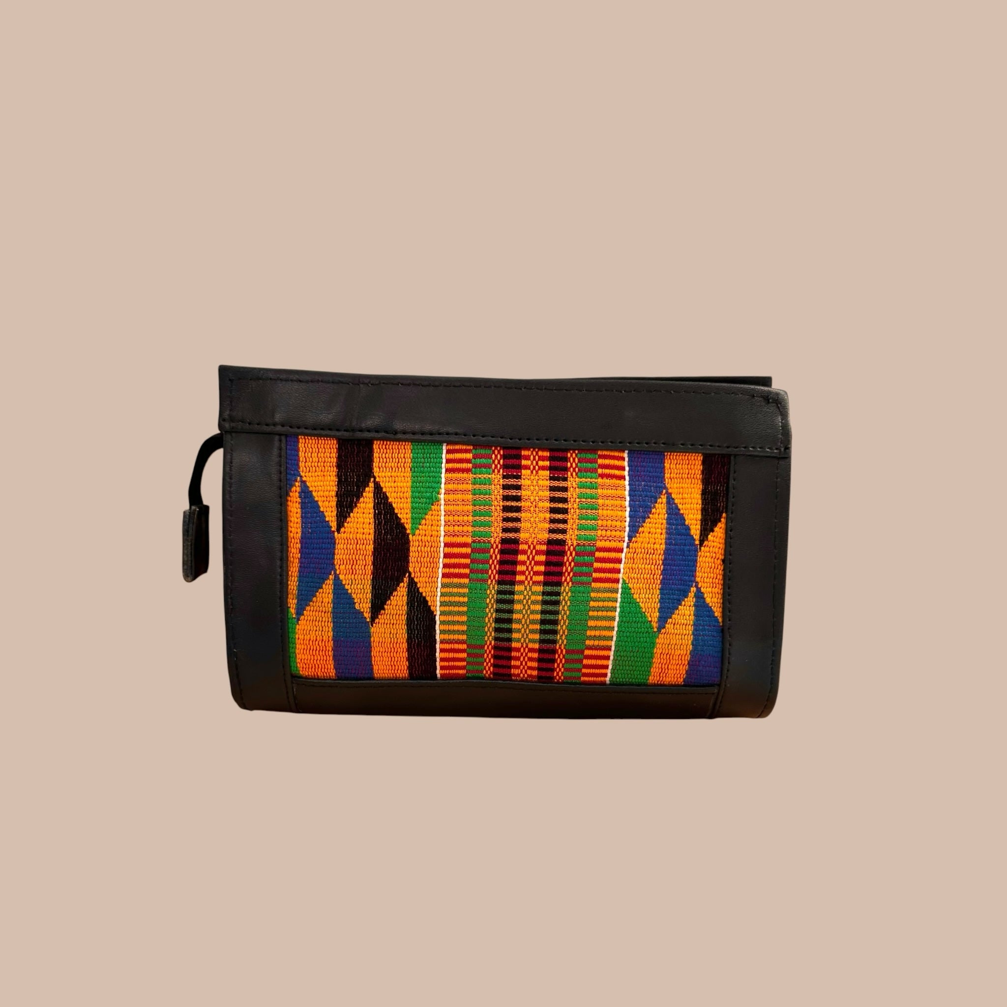 Bloomy Moon käsintehty kukkaro, jossa on mustaa tekonahkaa ja värikästä perinteistä Kente-kangasta geometrisilla kuvioilla.